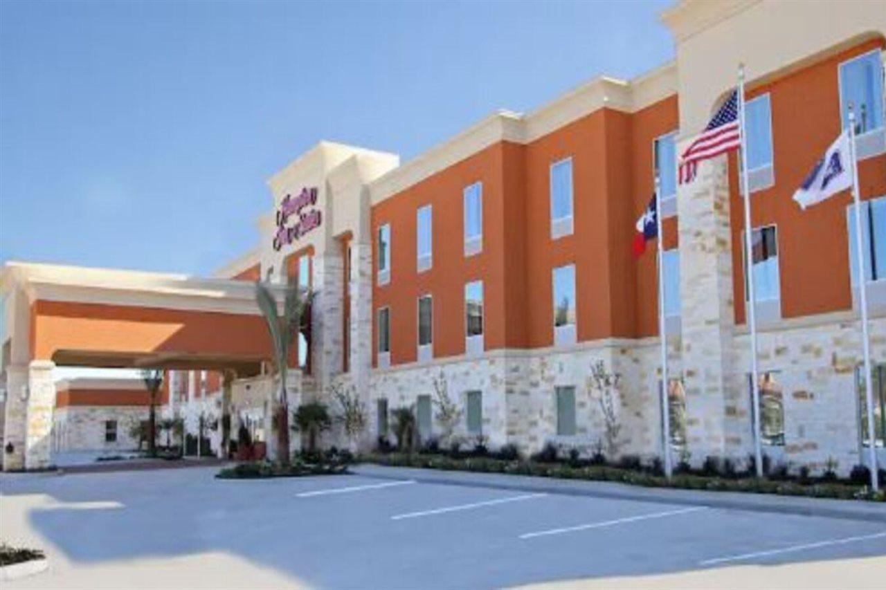 Hampton Inn & Suites Уинни Экстерьер фото