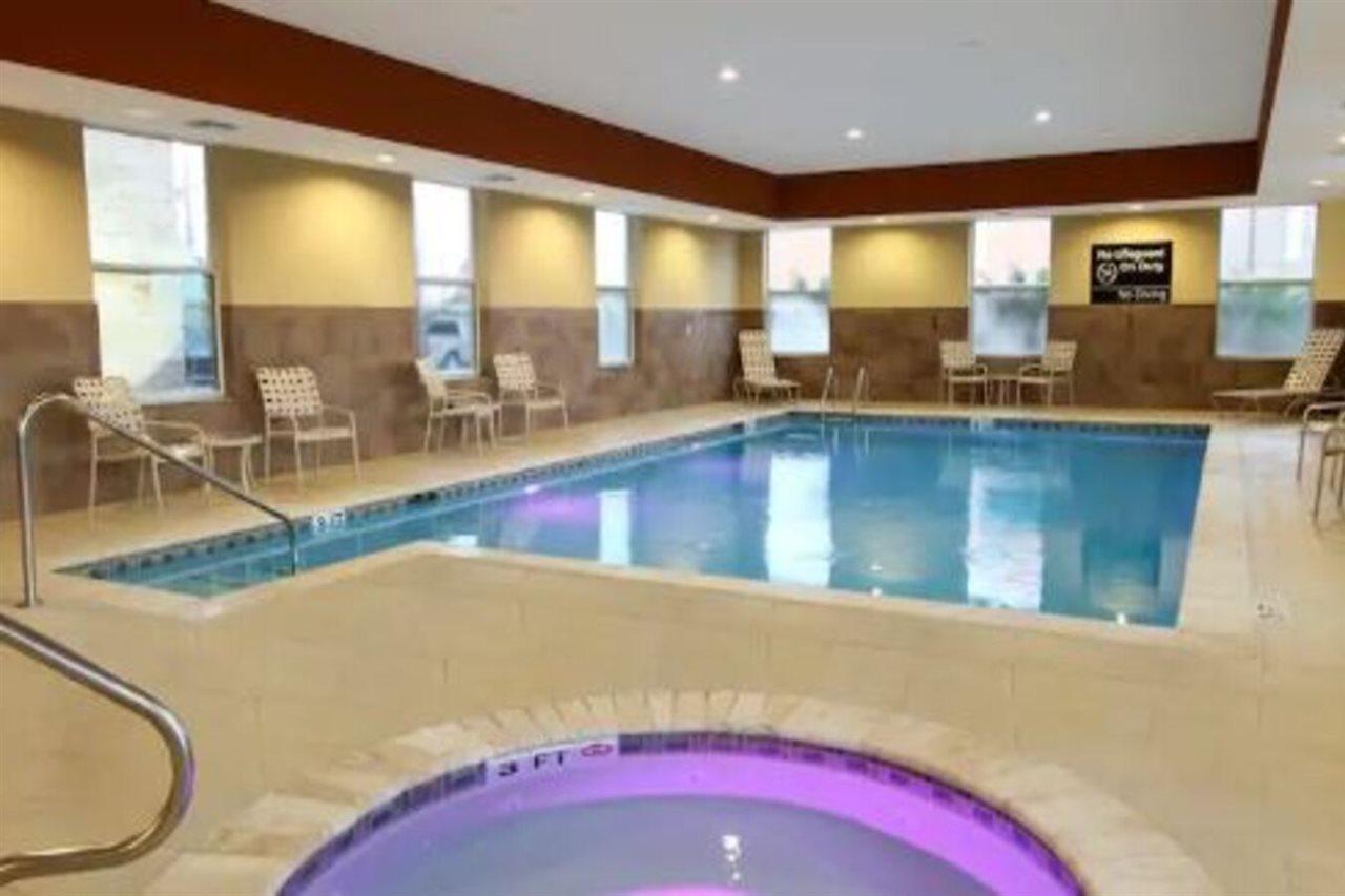Hampton Inn & Suites Уинни Экстерьер фото