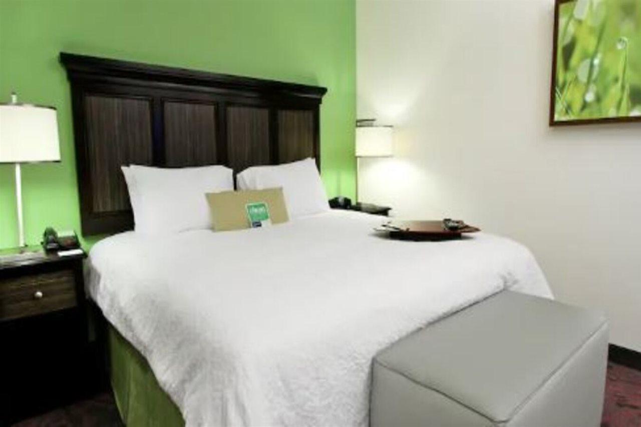 Hampton Inn & Suites Уинни Экстерьер фото