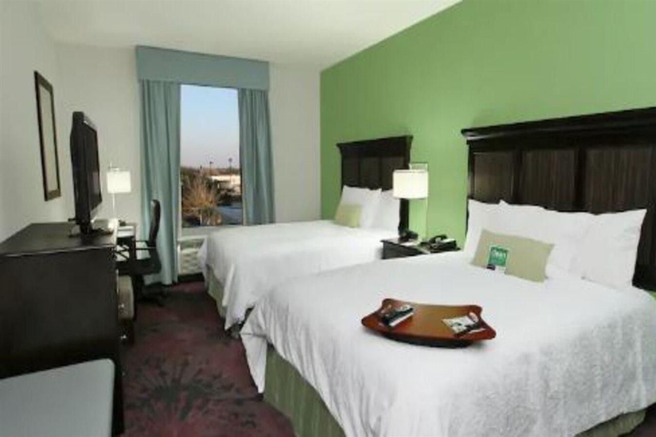 Hampton Inn & Suites Уинни Экстерьер фото