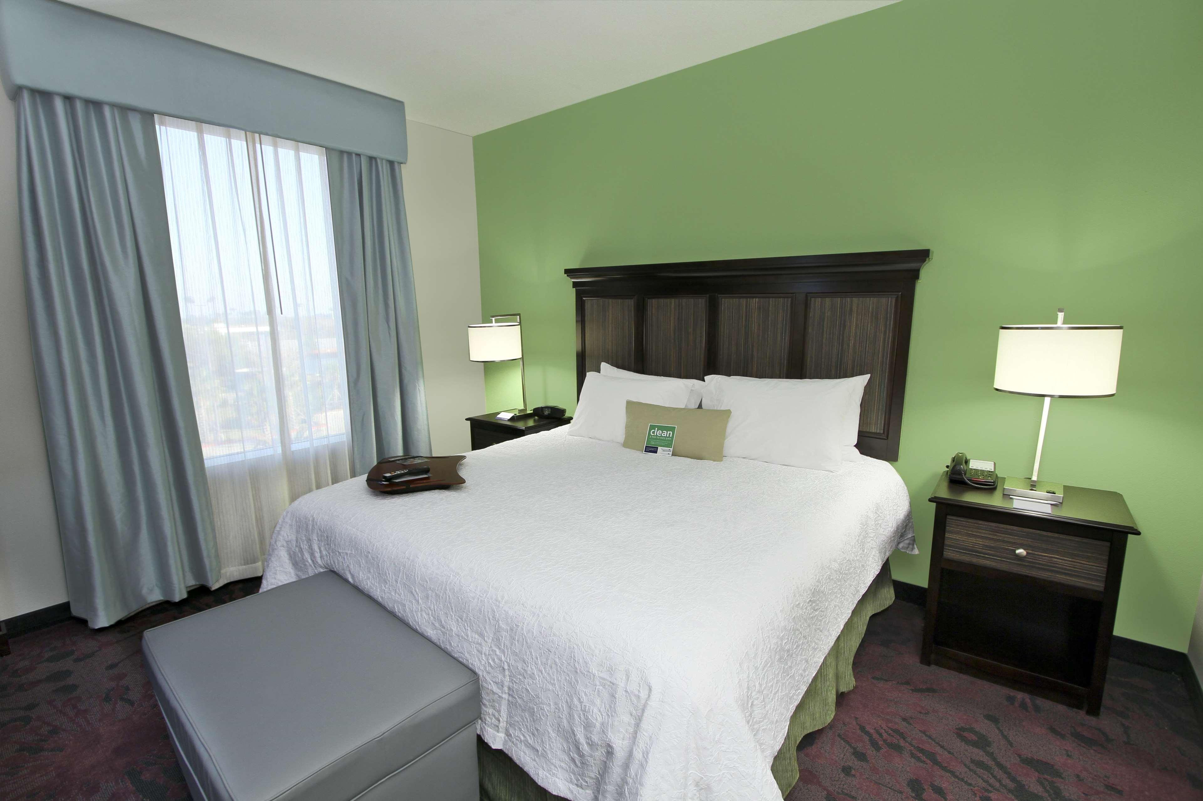 Hampton Inn & Suites Уинни Номер фото