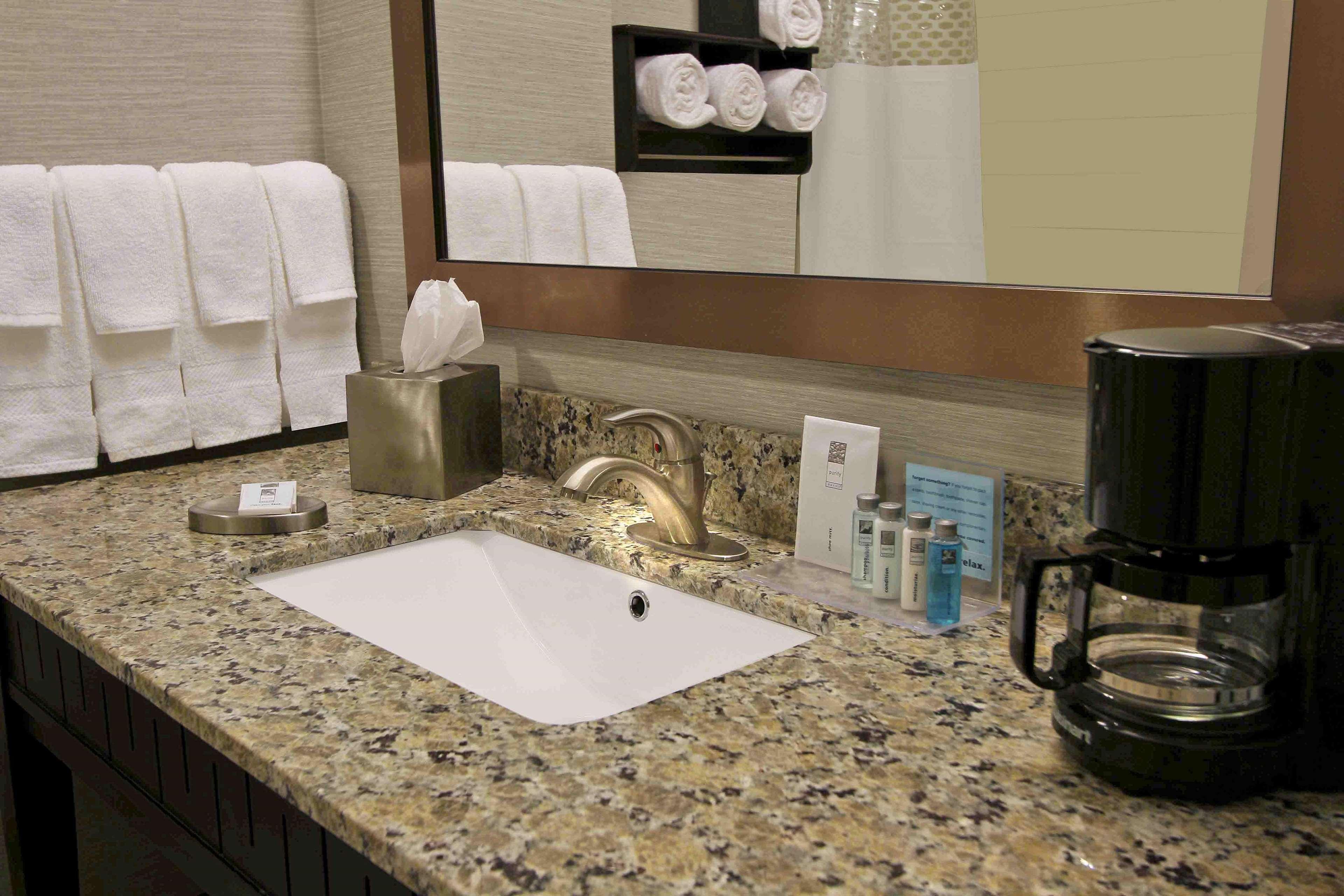 Hampton Inn & Suites Уинни Номер фото