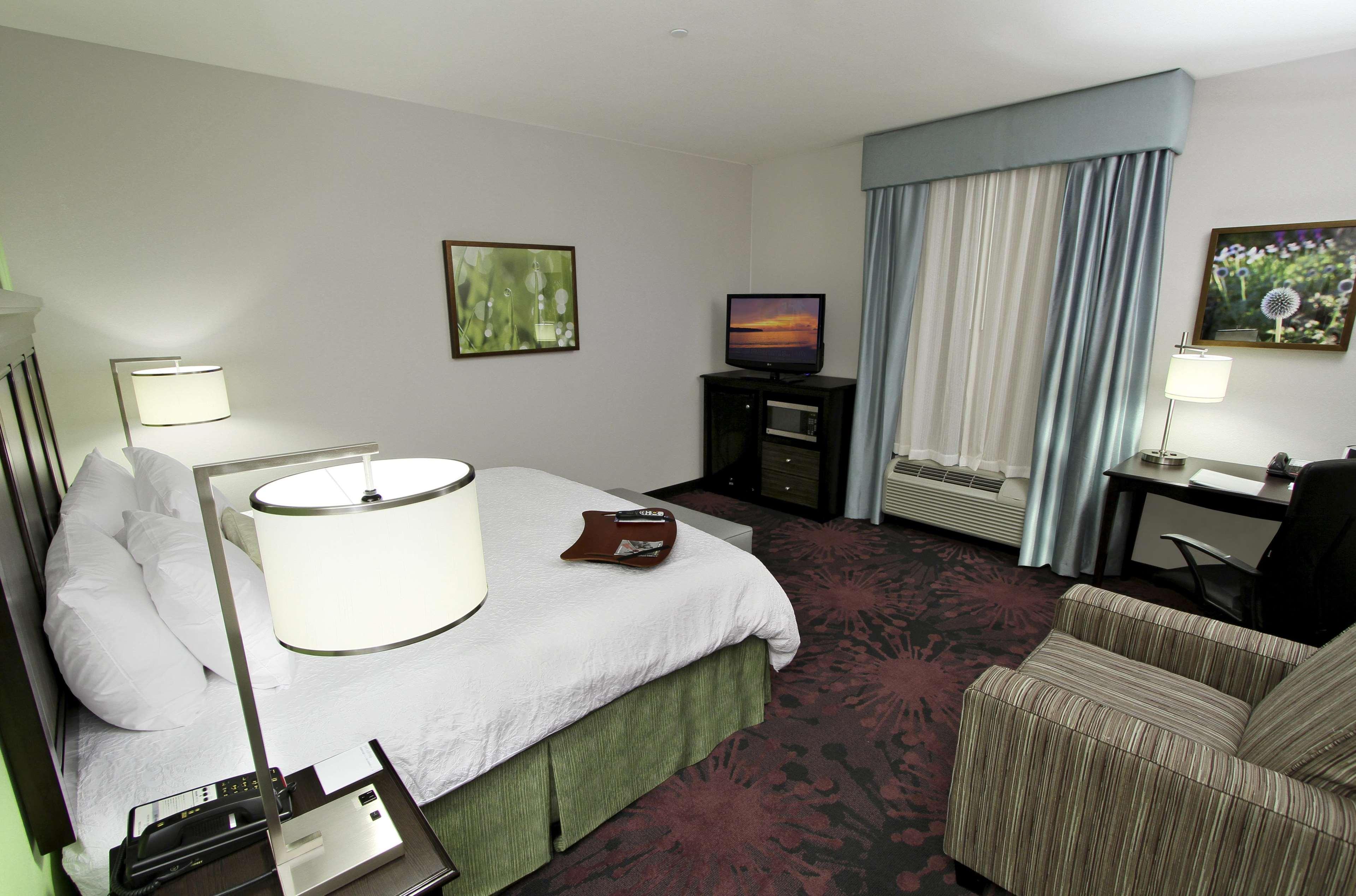 Hampton Inn & Suites Уинни Номер фото