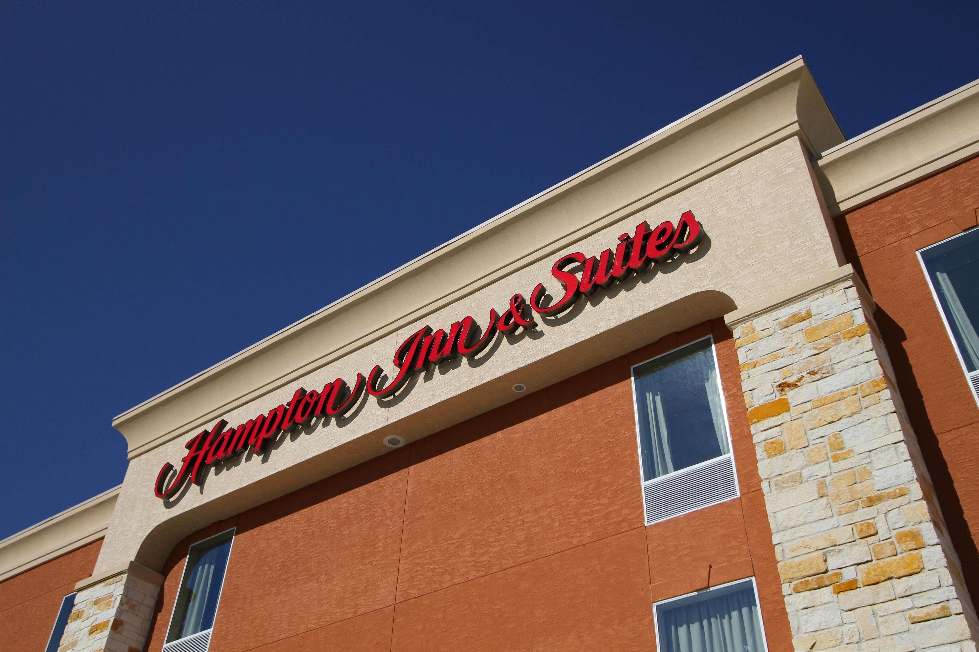 Hampton Inn & Suites Уинни Экстерьер фото
