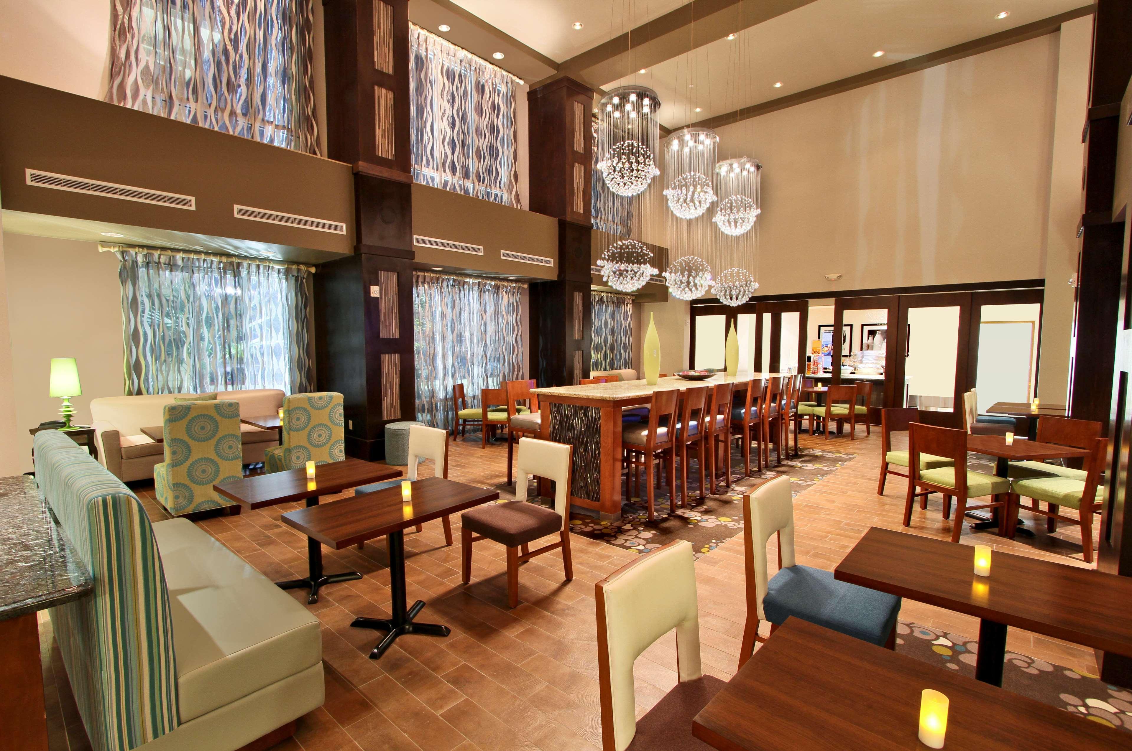 Hampton Inn & Suites Уинни Ресторан фото
