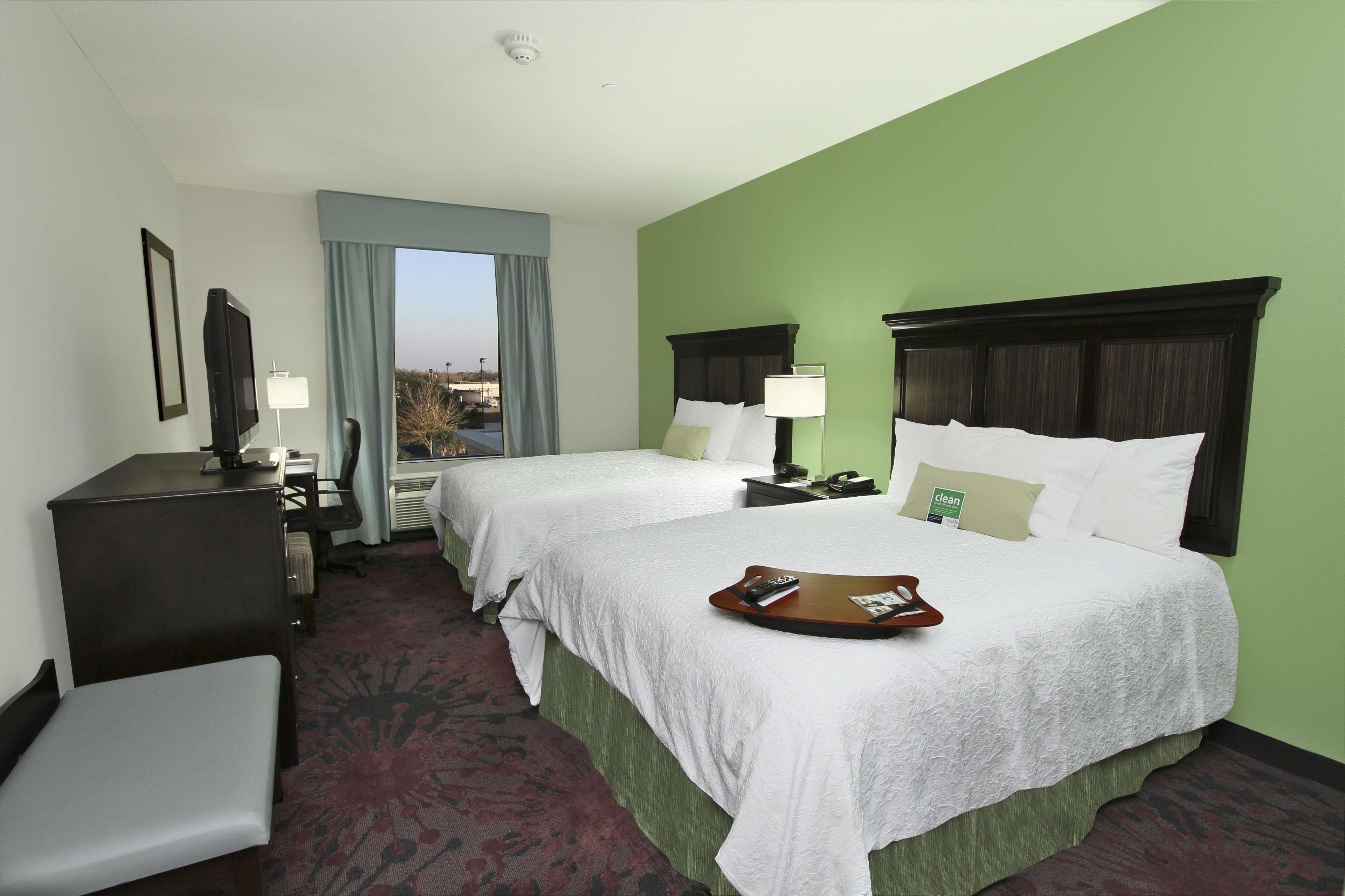 Hampton Inn & Suites Уинни Экстерьер фото