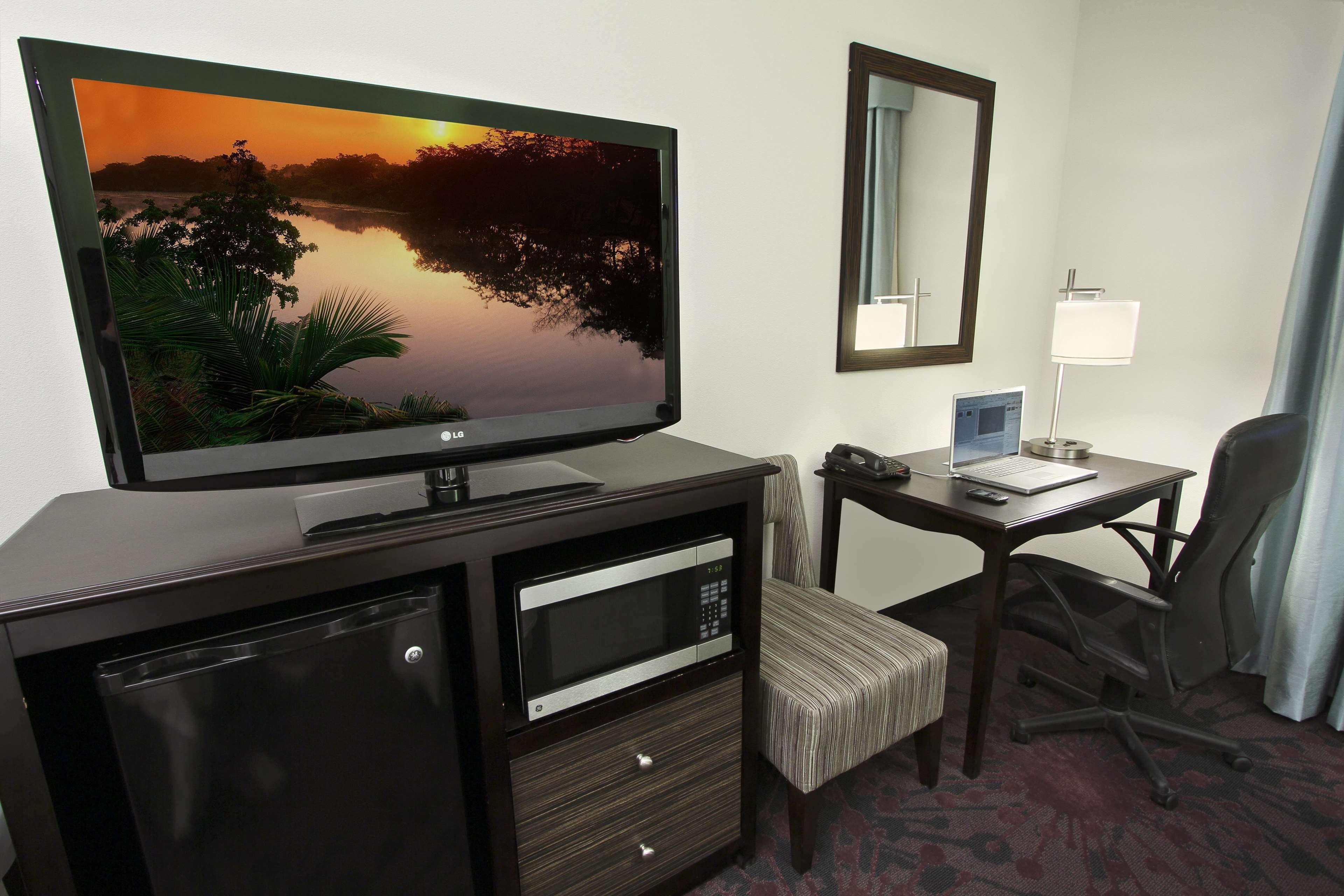Hampton Inn & Suites Уинни Номер фото