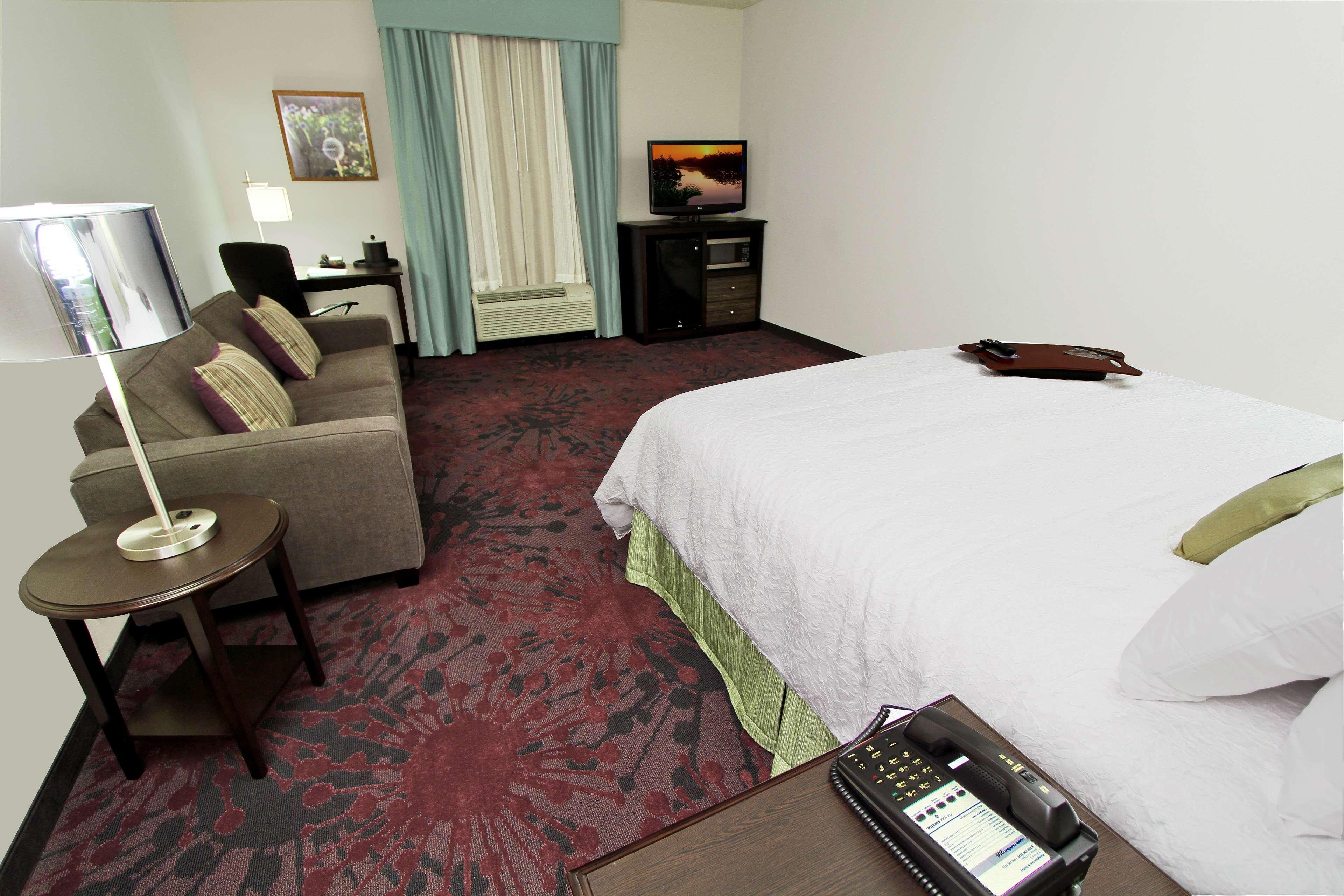 Hampton Inn & Suites Уинни Номер фото