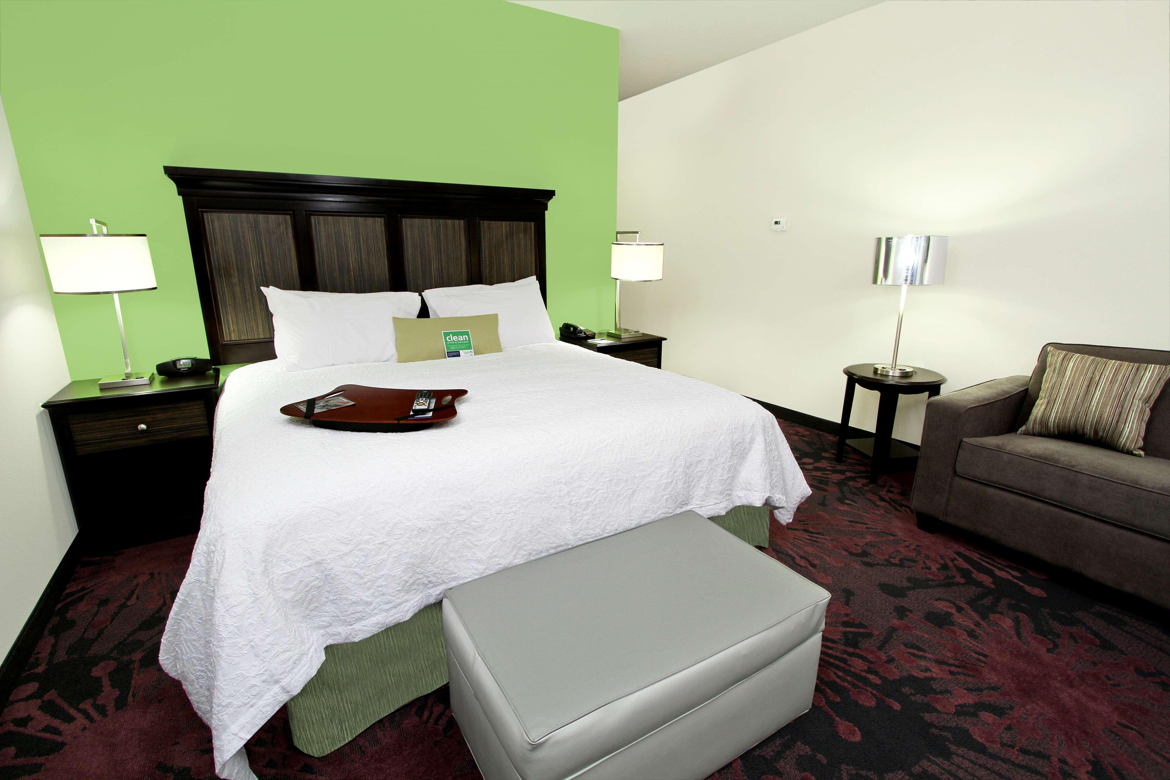 Hampton Inn & Suites Уинни Номер фото