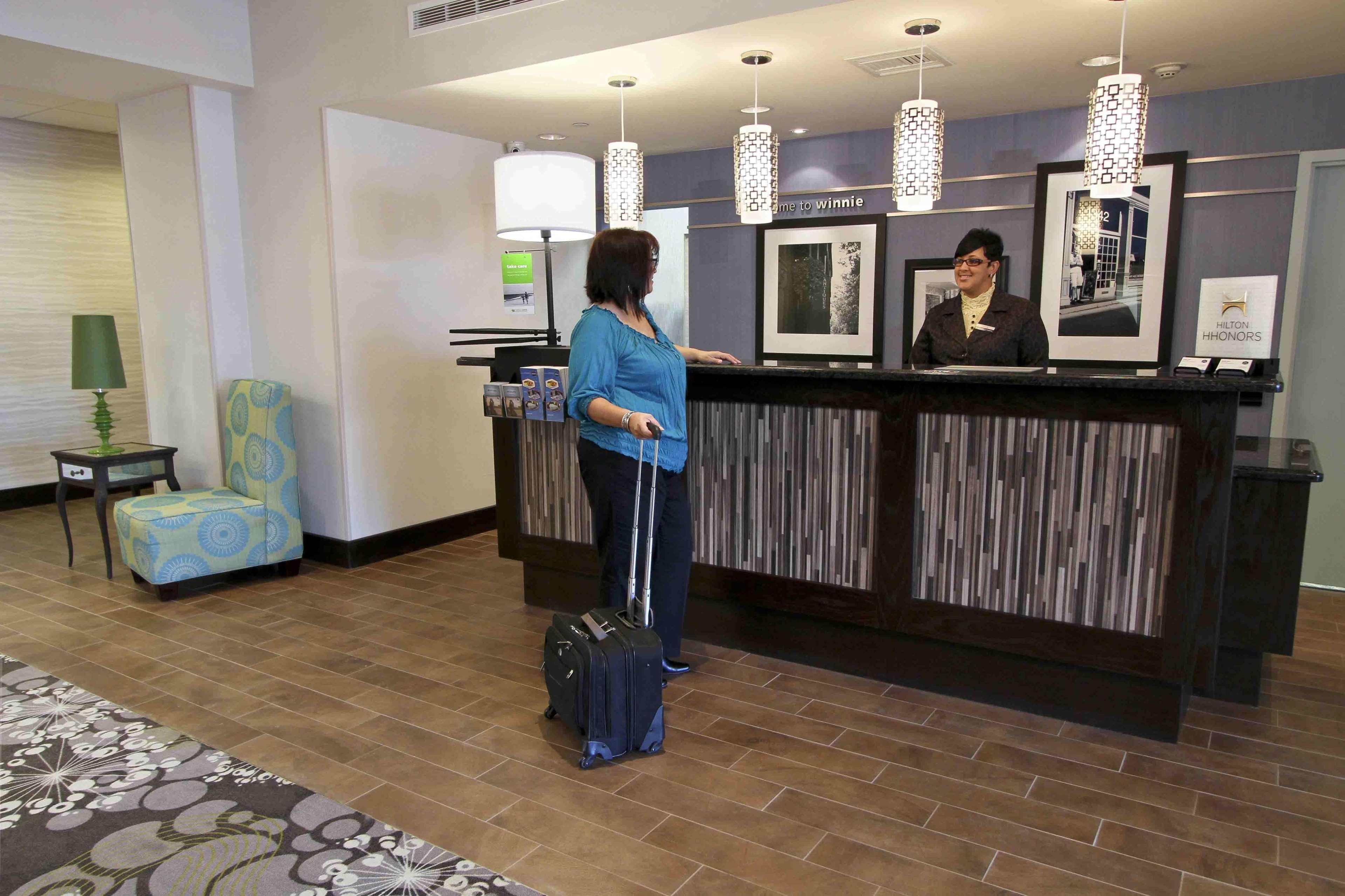 Hampton Inn & Suites Уинни Интерьер фото