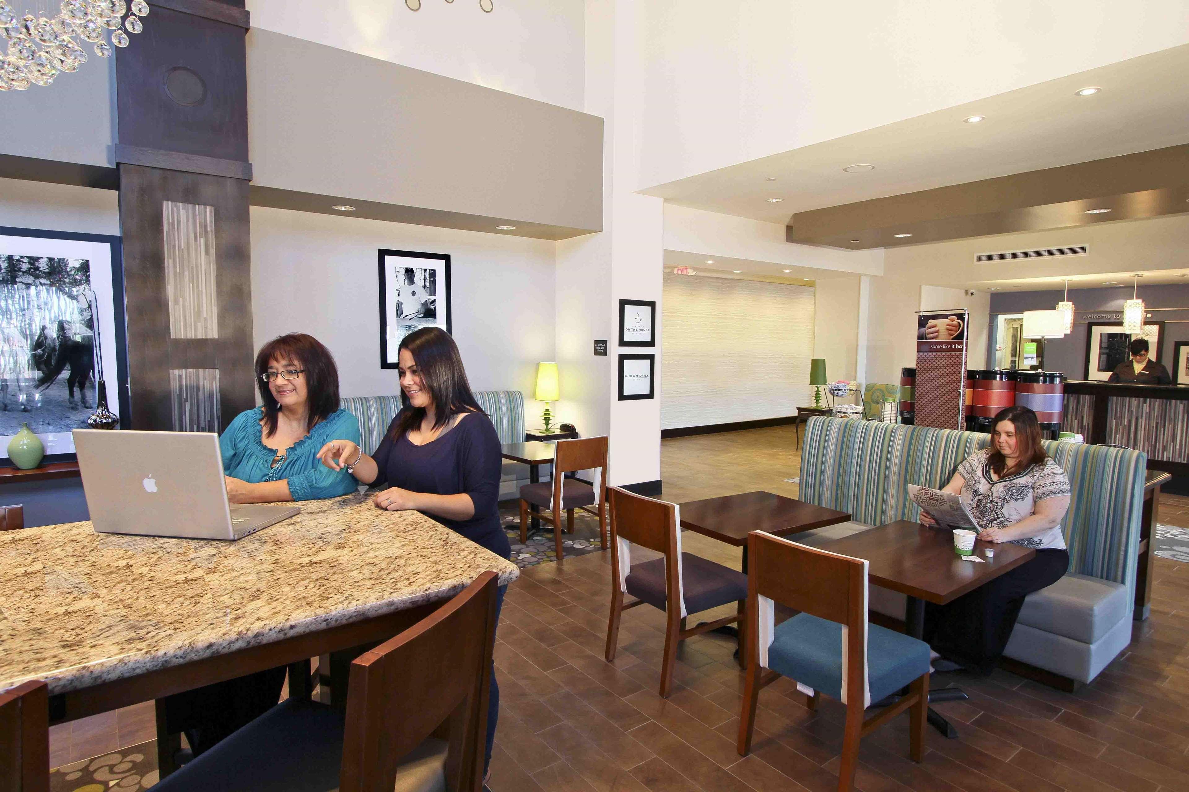 Hampton Inn & Suites Уинни Ресторан фото