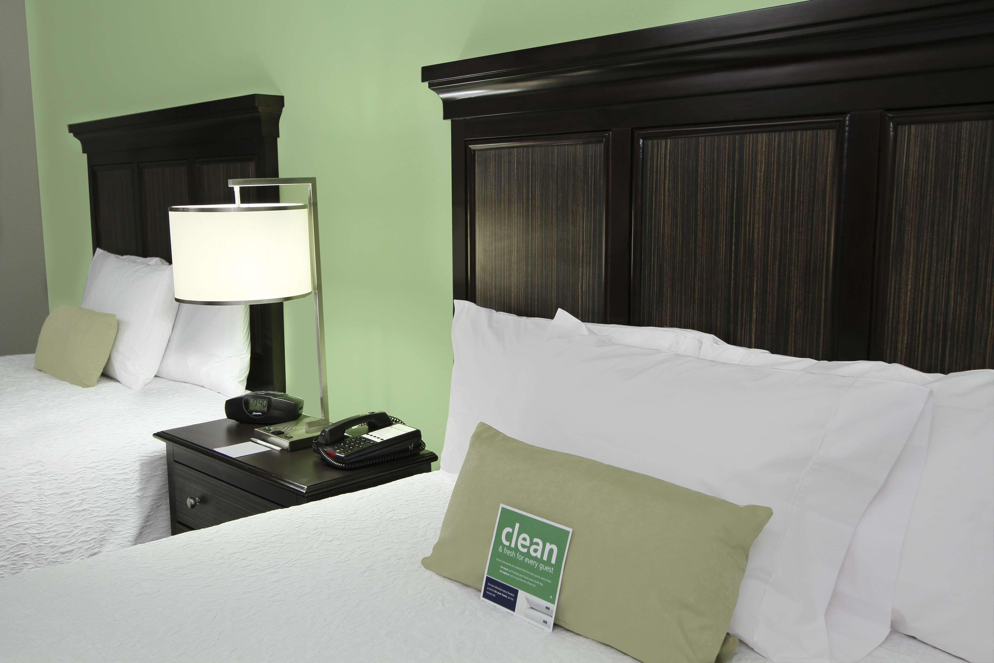 Hampton Inn & Suites Уинни Номер фото