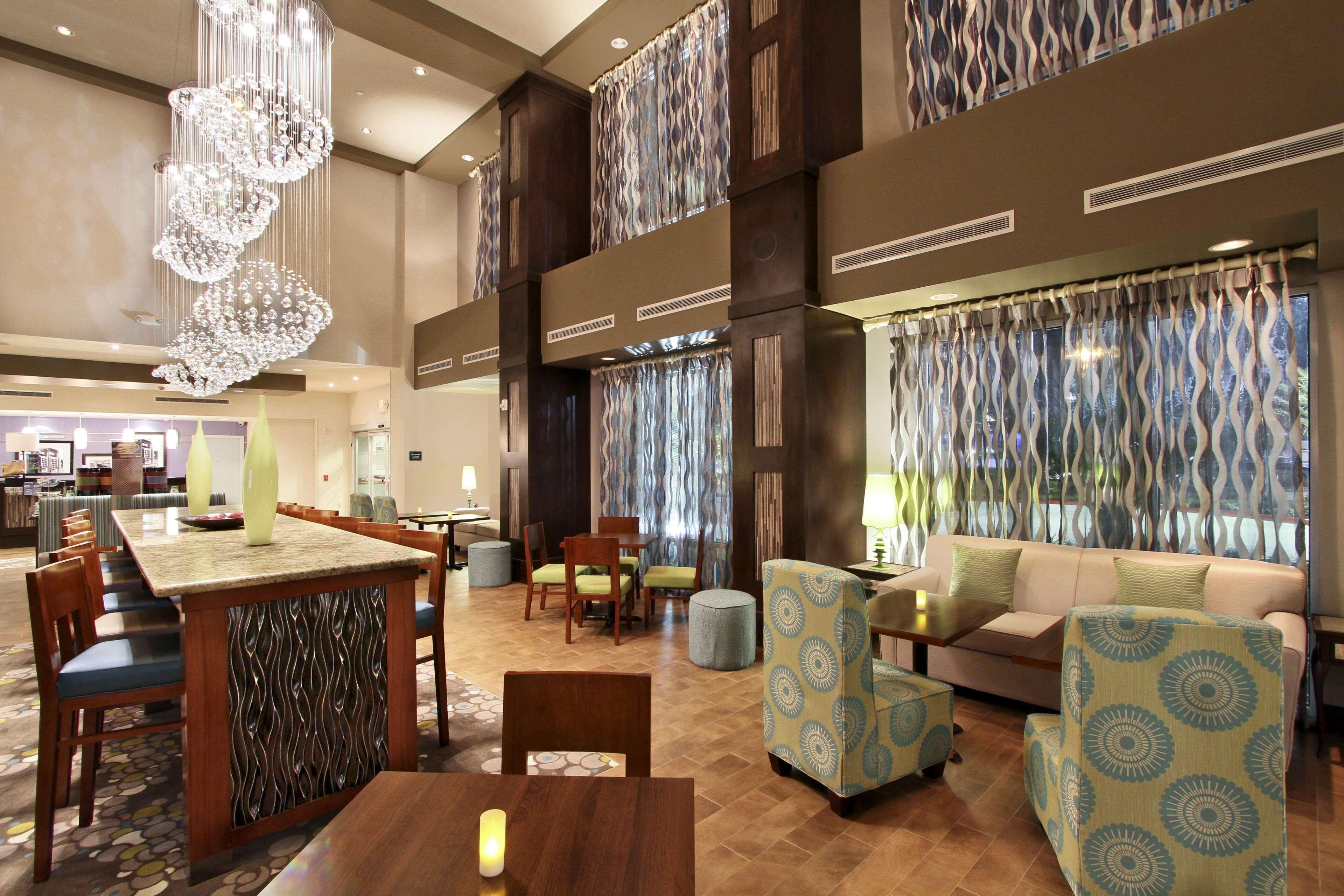 Hampton Inn & Suites Уинни Ресторан фото
