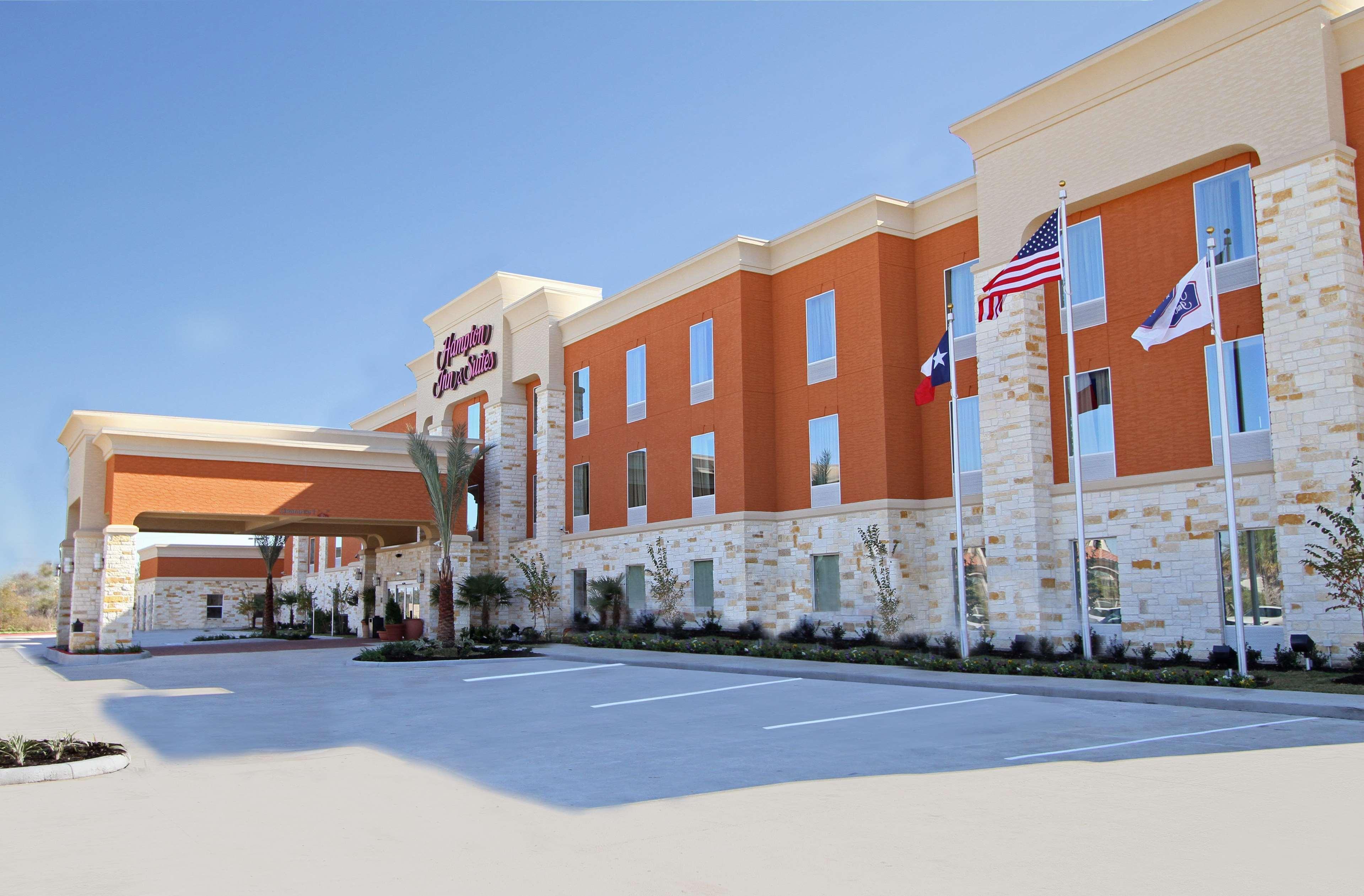 Hampton Inn & Suites Уинни Экстерьер фото