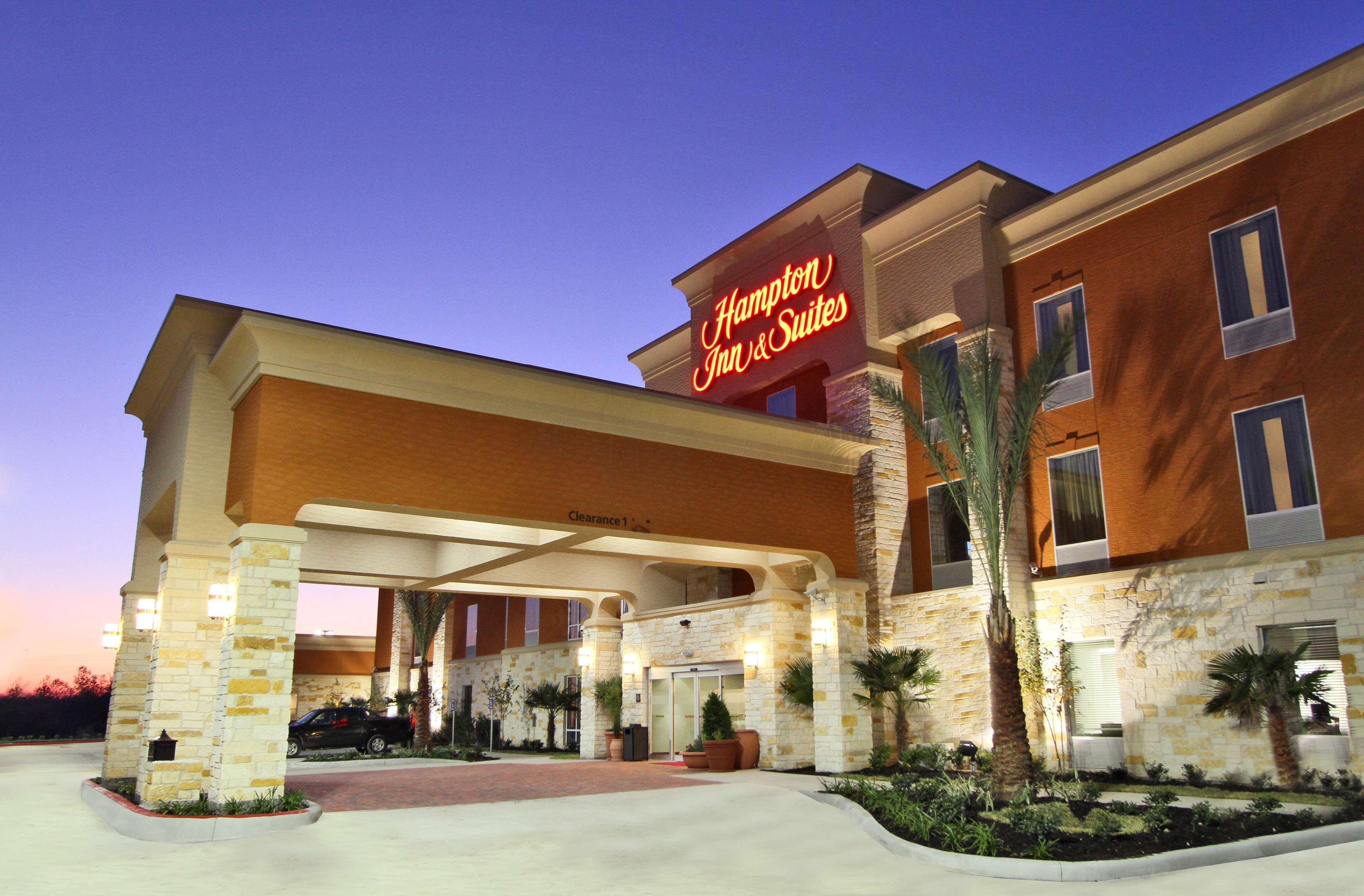 Hampton Inn & Suites Уинни Экстерьер фото