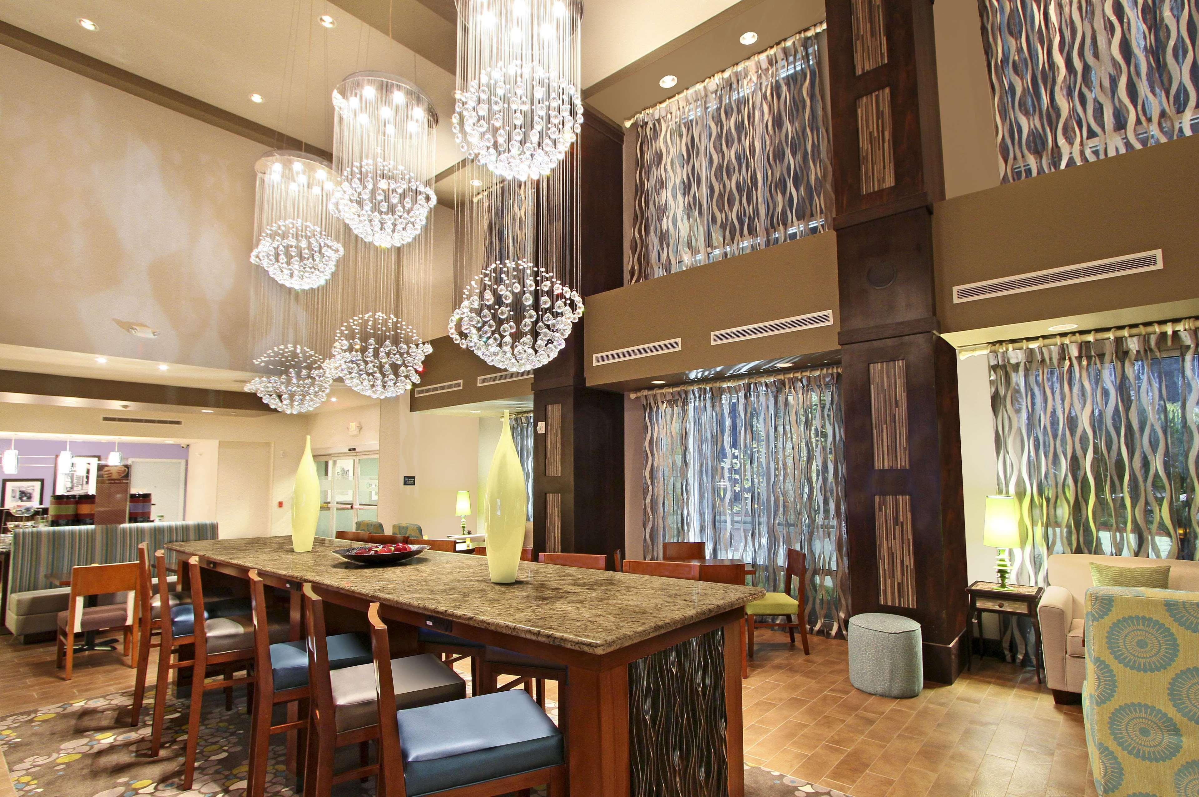 Hampton Inn & Suites Уинни Ресторан фото