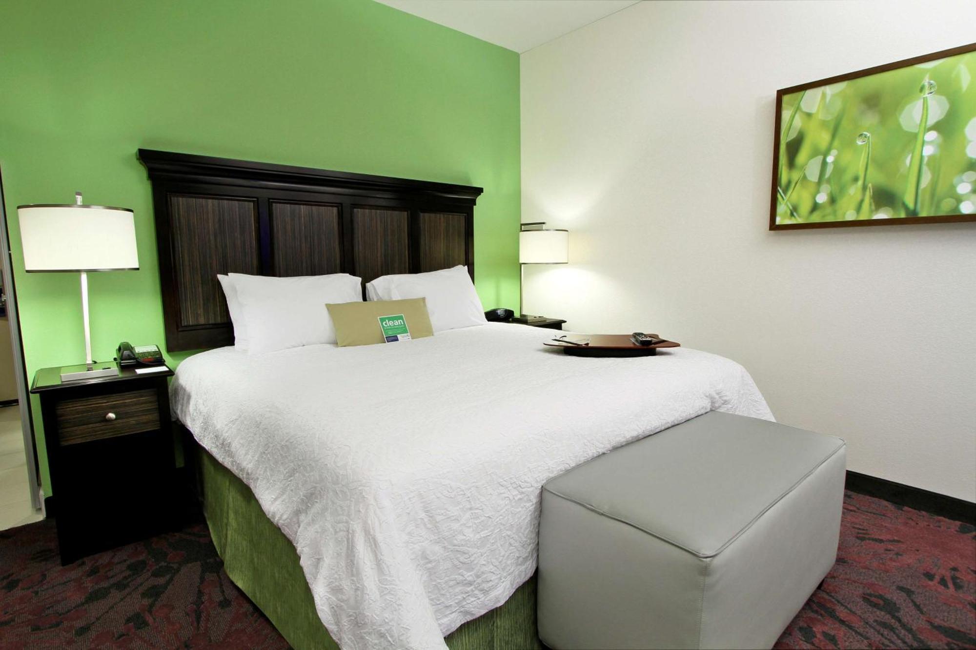 Hampton Inn & Suites Уинни Экстерьер фото