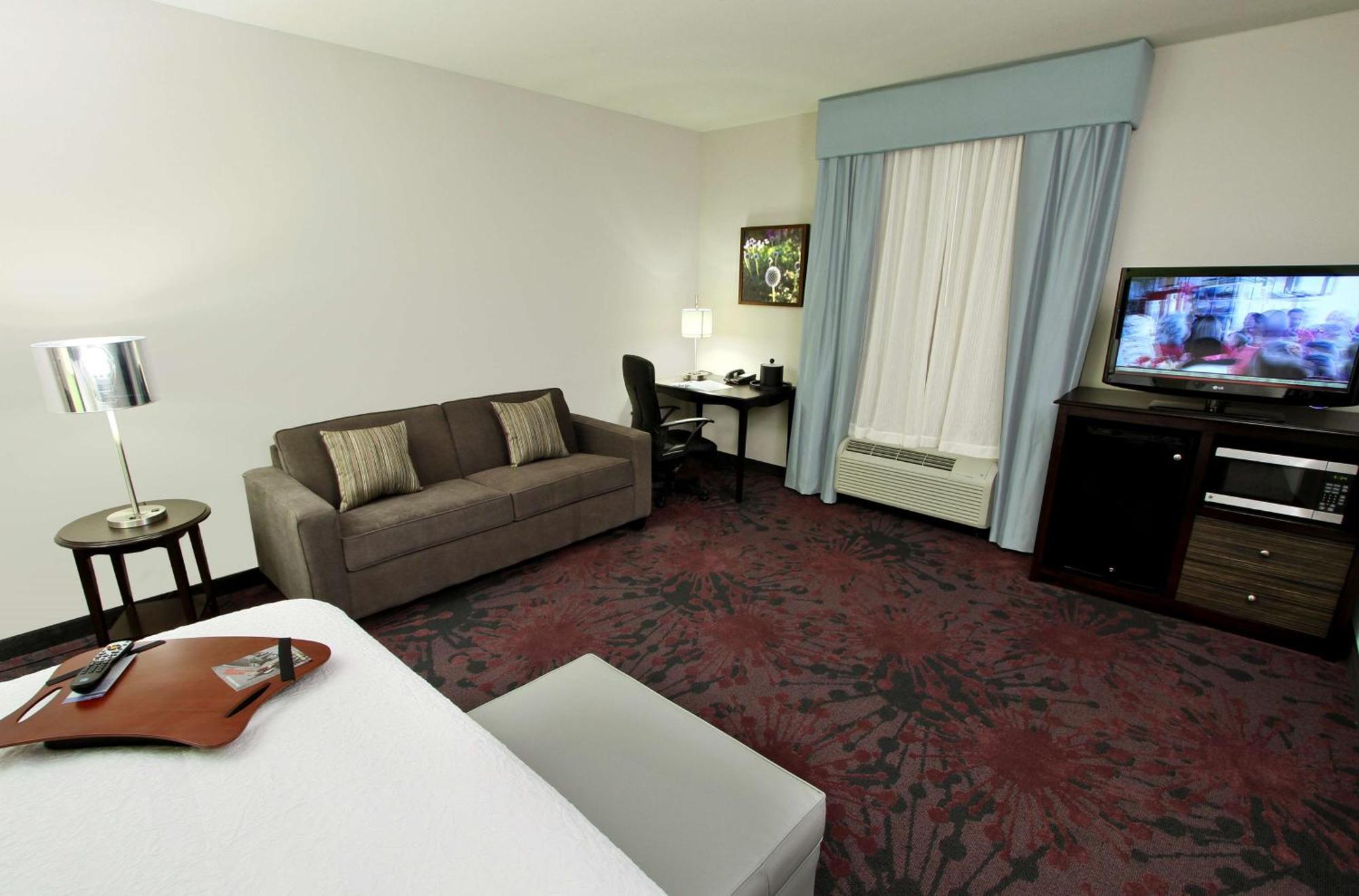 Hampton Inn & Suites Уинни Экстерьер фото