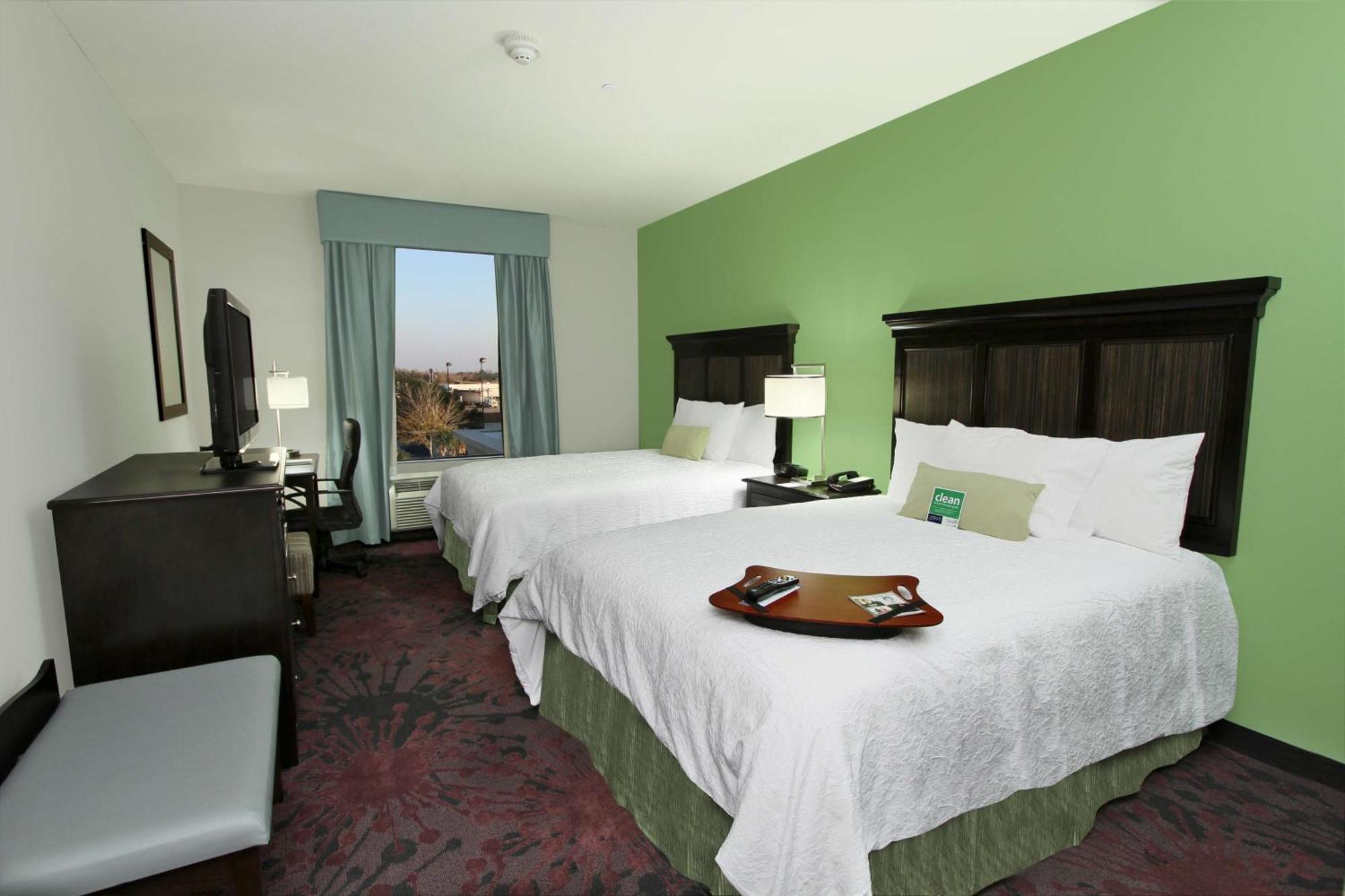 Hampton Inn & Suites Уинни Экстерьер фото