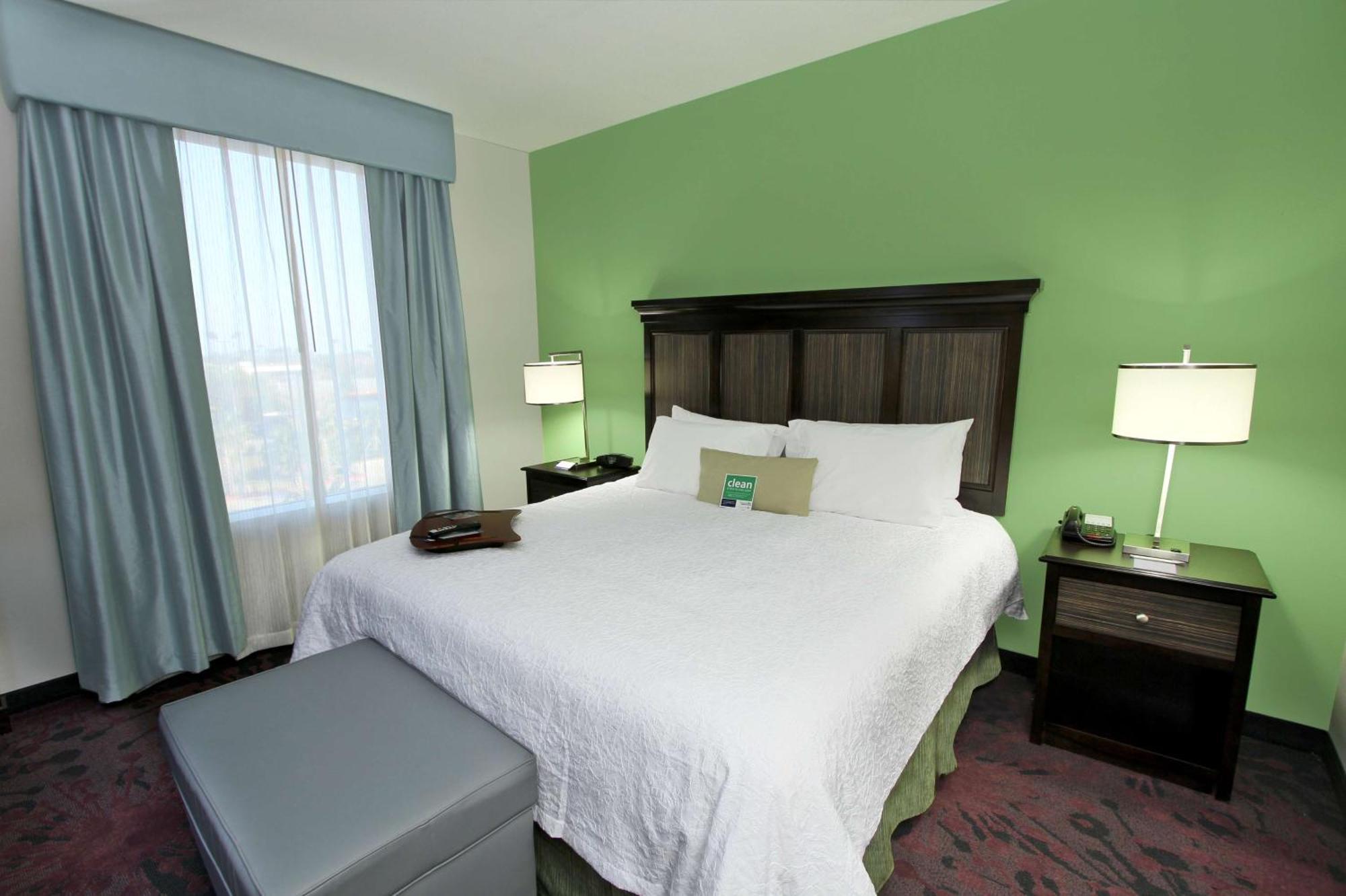 Hampton Inn & Suites Уинни Экстерьер фото