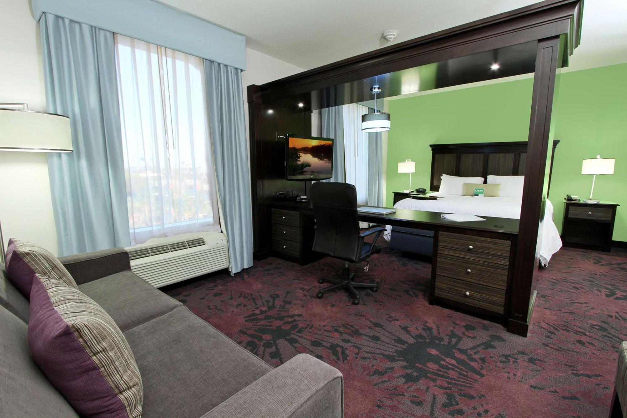 Hampton Inn & Suites Уинни Экстерьер фото