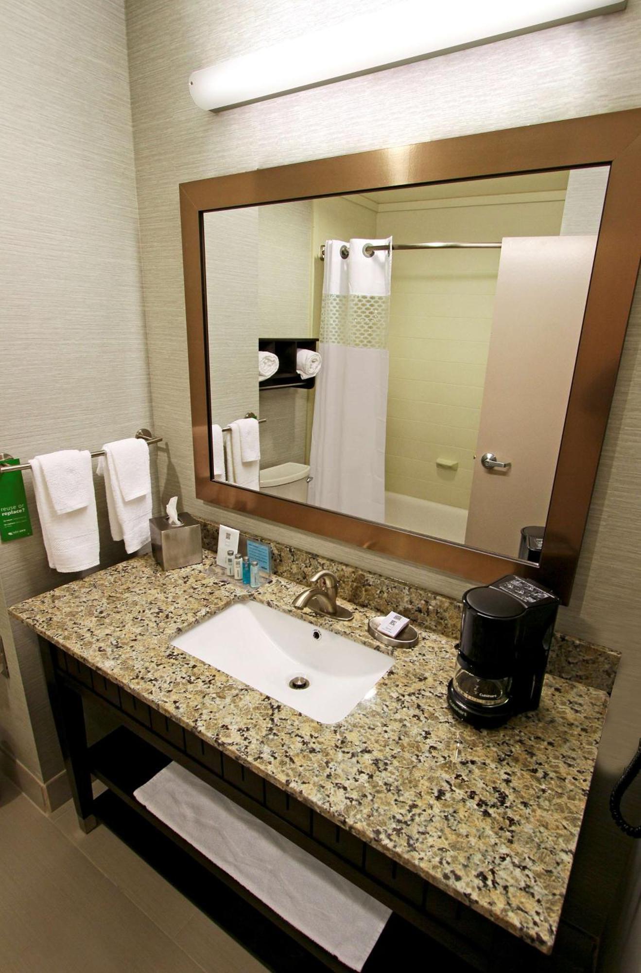 Hampton Inn & Suites Уинни Экстерьер фото