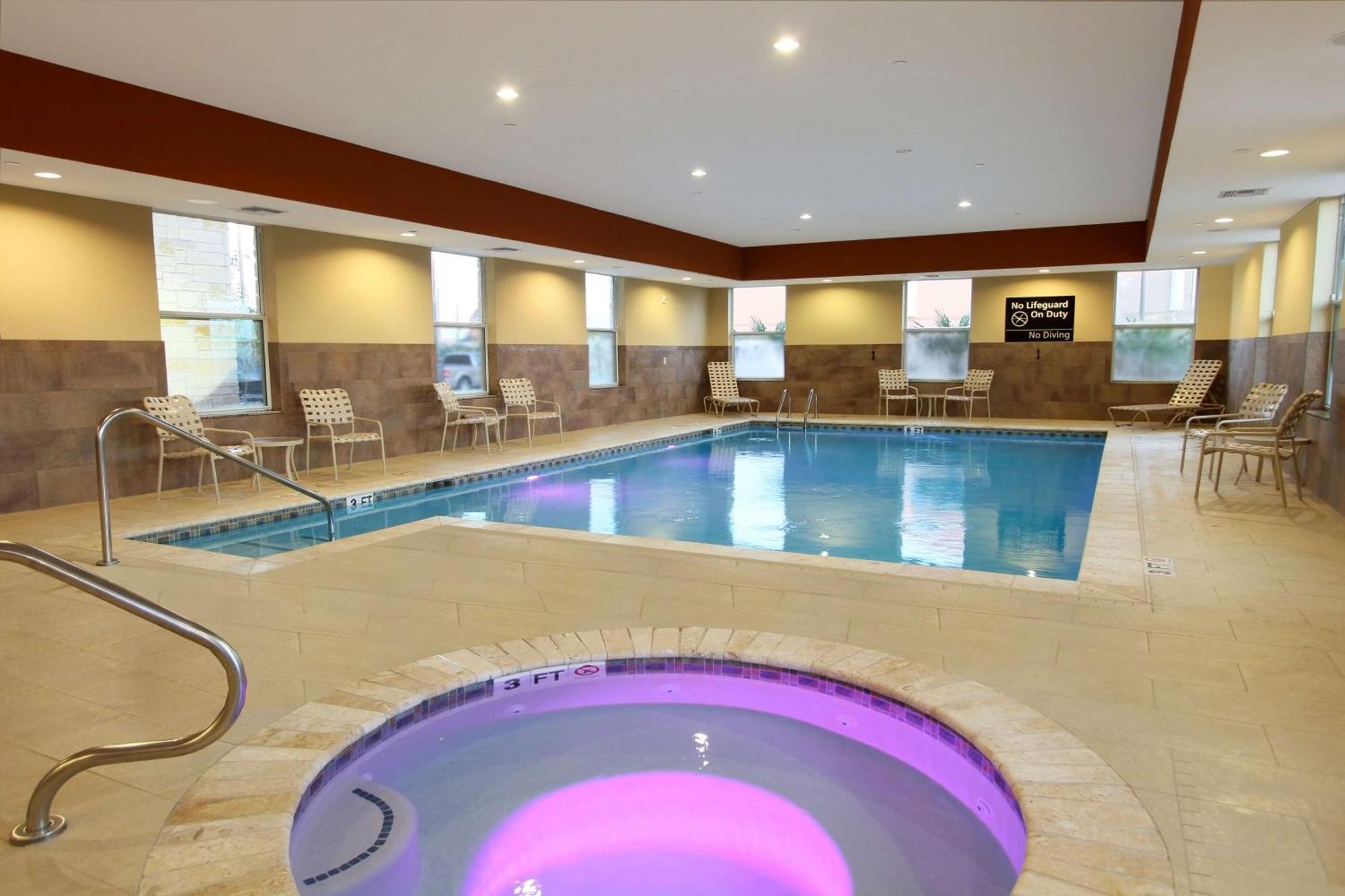 Hampton Inn & Suites Уинни Экстерьер фото